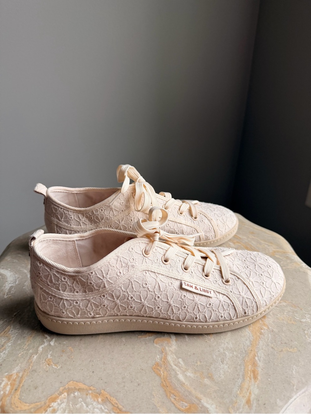 Sam & Libby US 9M Lace Low-Top Sneakers Cream Weston